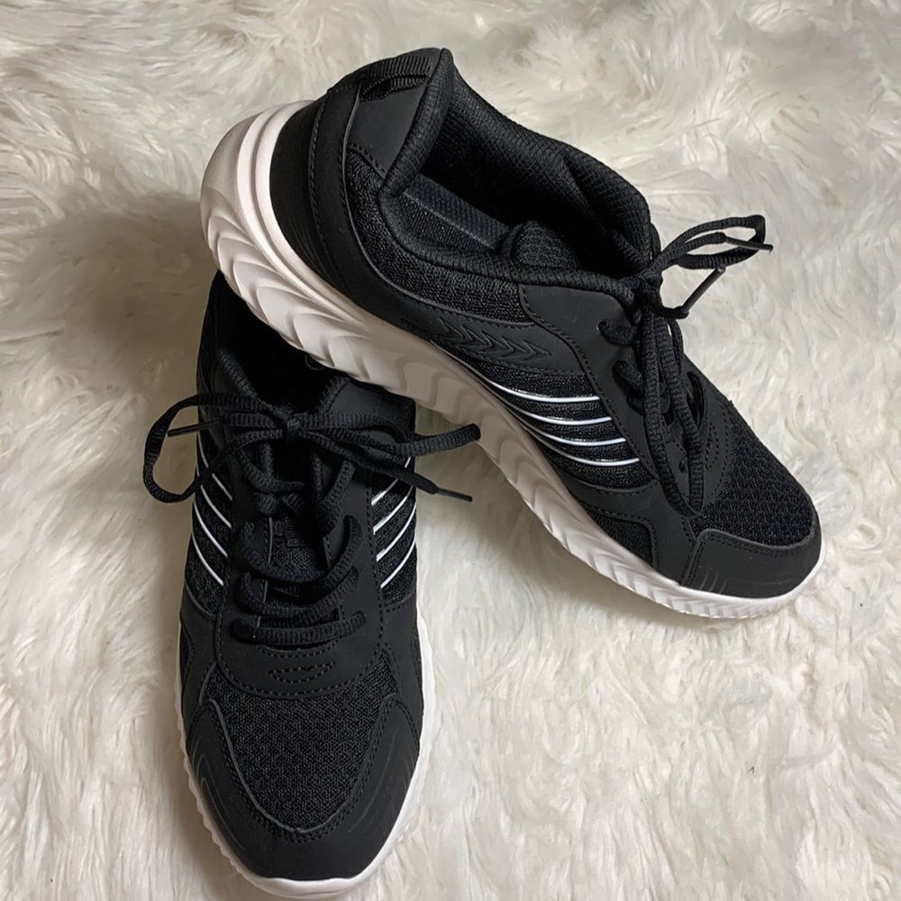Women's black sneakers size 11.5 casual/running shoes. With memory foam
